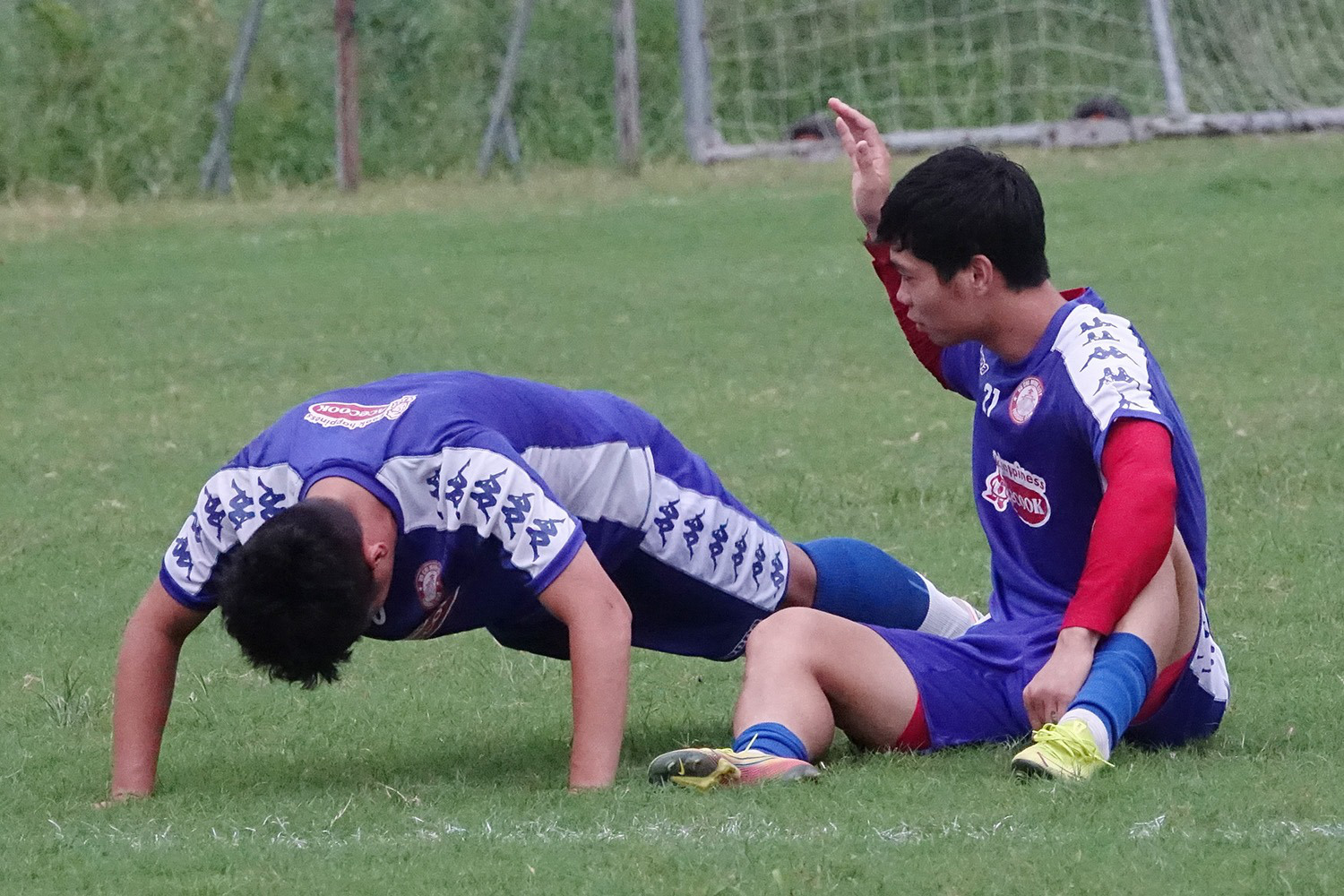 Công Phượng trổ tài sút xà ngang, bắt Phi Sơn chịu phạt 100 lần hít đất