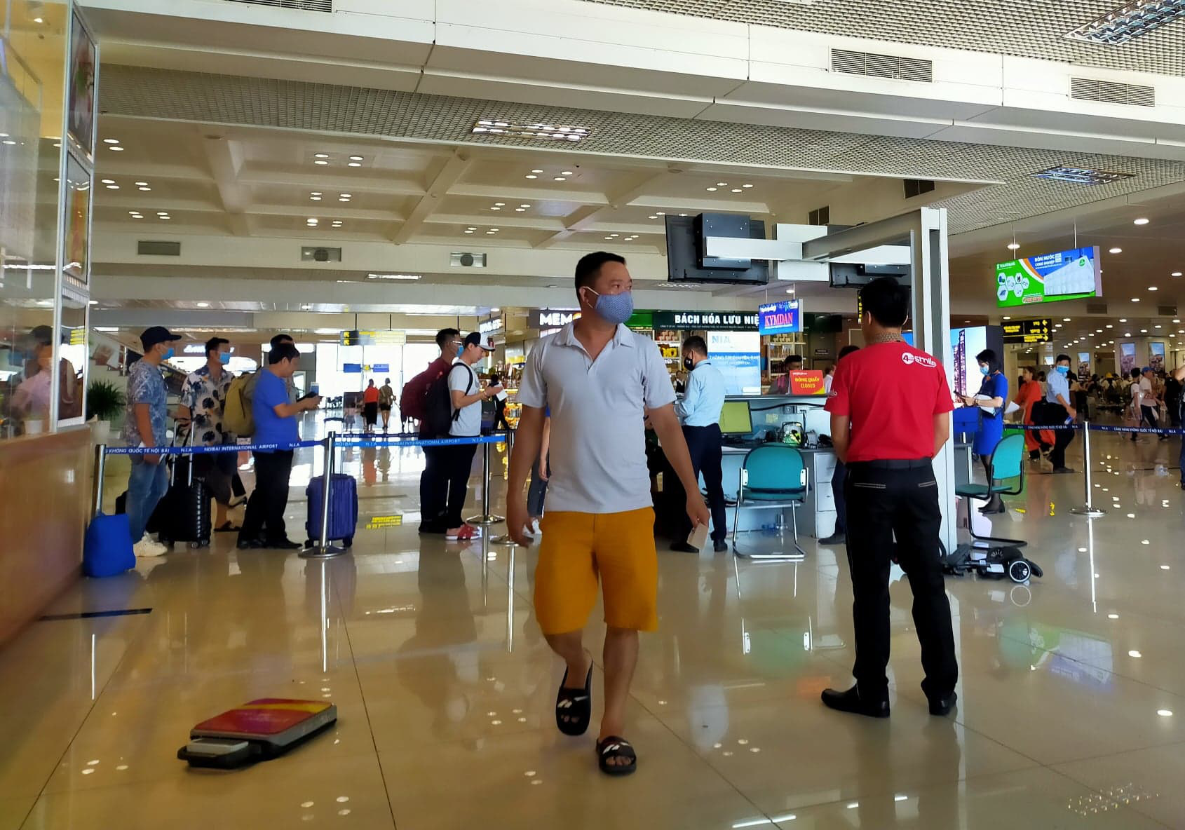 Nam hành khách nhổ nước bọt vào nhân viên hàng không