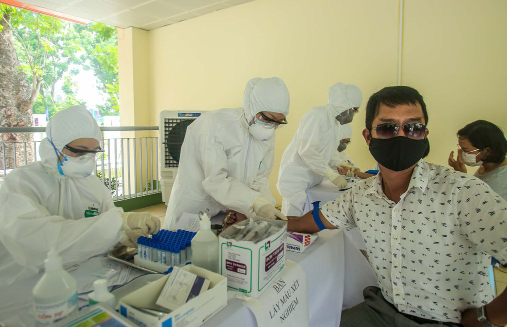 Hà Nội xét nghiệm nhanh Covid-19 cho người dân đi từ Đà Nẵng về - Ảnh 10.