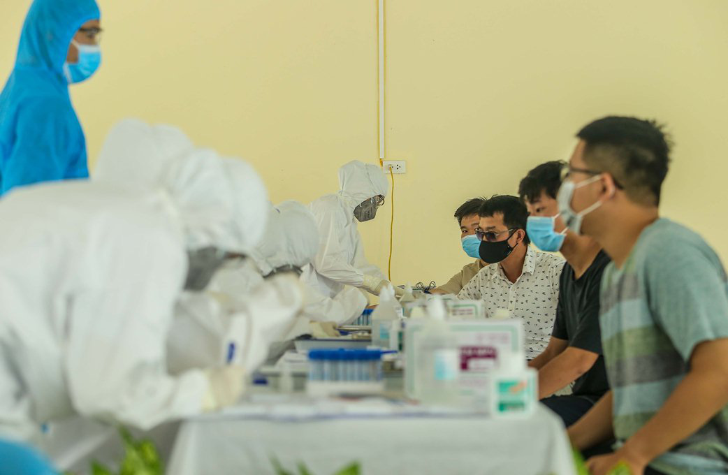 Hà Nội xét nghiệm nhanh Covid-19 cho người dân đi từ Đà Nẵng về - Ảnh 12.