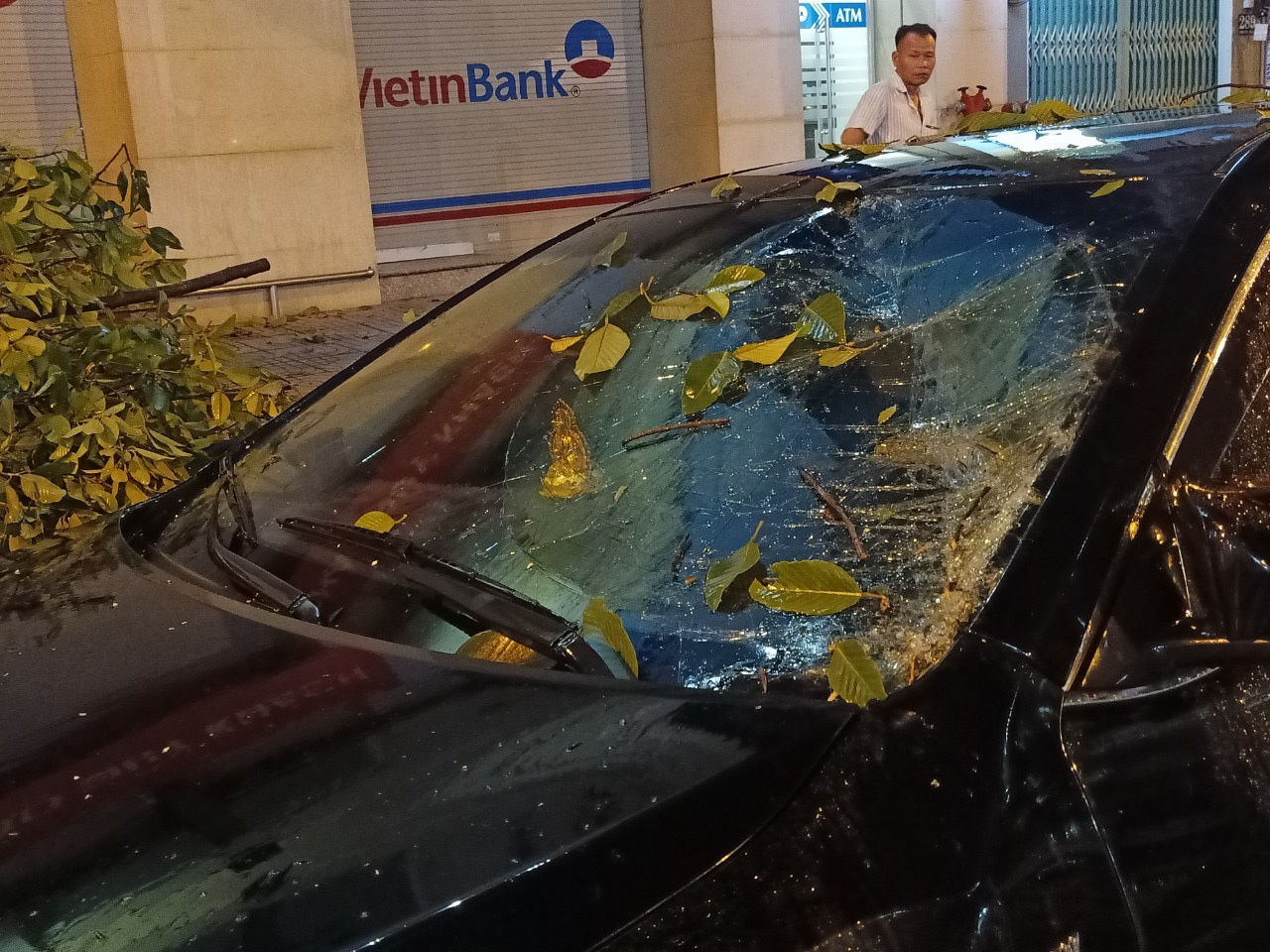 Mưa to cây cổ thụ gãy đổ trúng nhiều người đè bẹp xe ô tô - Ảnh 4.