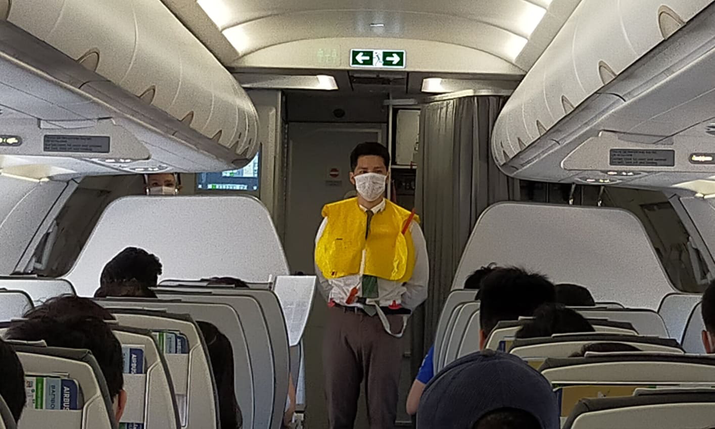 Xé vỏ áo phao, chây ì nộp phạt, một phụ nữ bị cấm bay