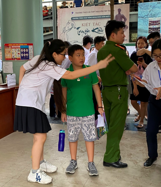 X&uacute;c động t&igrave;nh nguyện vi&ecirc;n c&otilde;ng th&iacute; sinh v&agrave;o điểm thi - Ảnh 1.