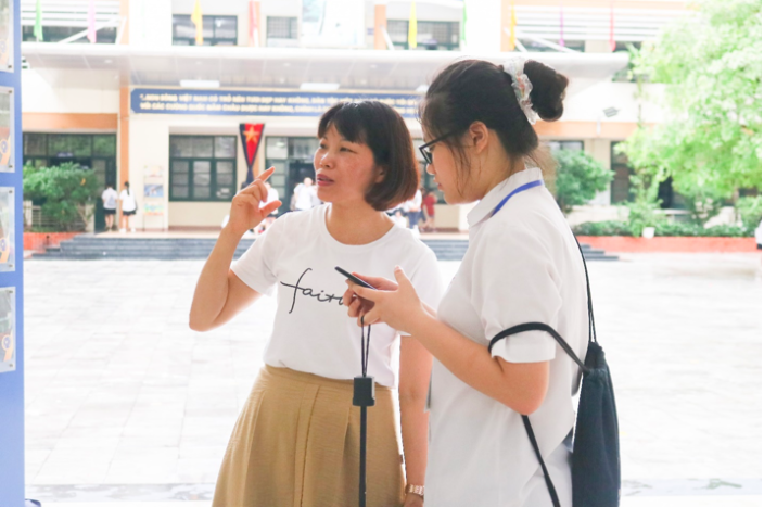 X&uacute;c động t&igrave;nh nguyện vi&ecirc;n c&otilde;ng th&iacute; sinh v&agrave;o điểm thi - Ảnh 2.