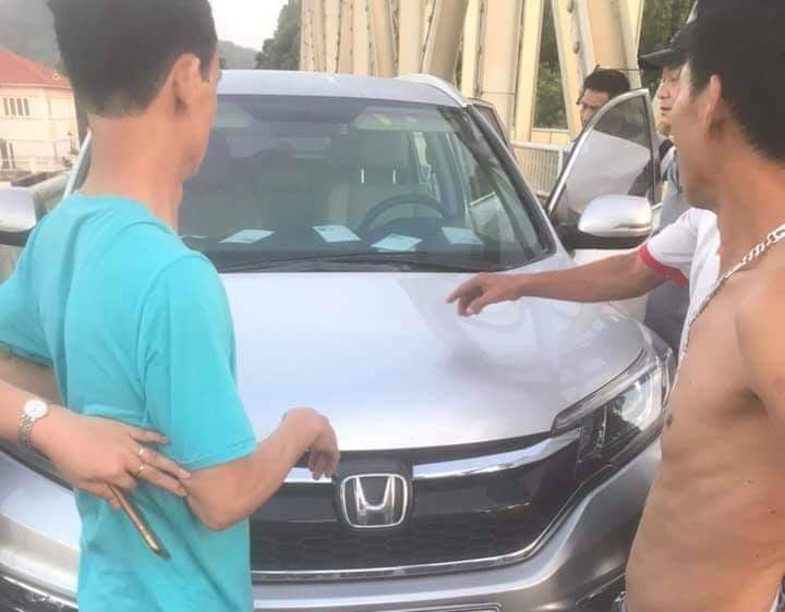 Nghi một cán bộ công an trại giam để ôtô trên cầu, nhảy sông tự tử