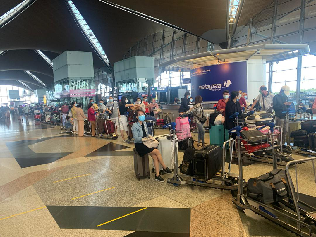 S&acirc;n bay Cần Thơ đ&oacute;n 310 người Việt tại Malaysia về nước - Ảnh 2.