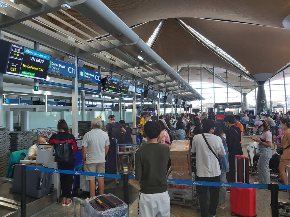 S&acirc;n bay Cần Thơ đ&oacute;n 310 người Việt tại Malaysia về nước - Ảnh 4.
