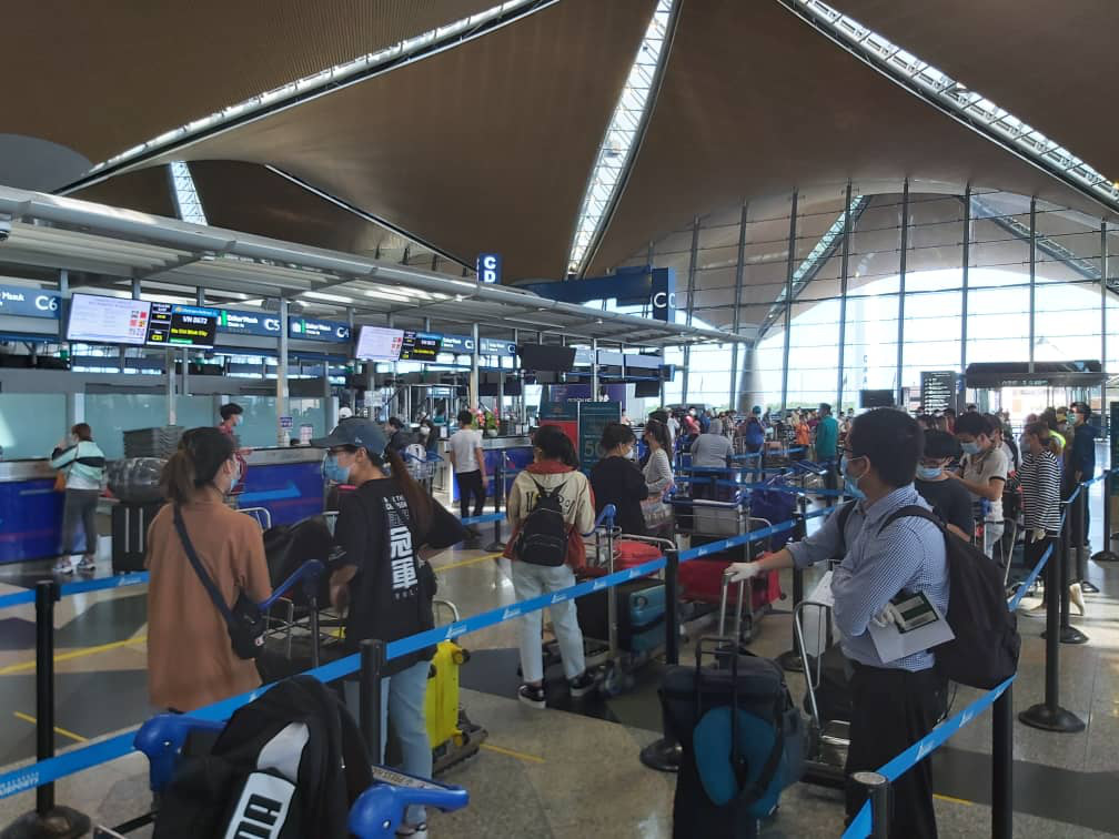 S&acirc;n bay Cần Thơ đ&oacute;n 310 người Việt tại Malaysia về nước - Ảnh 5.