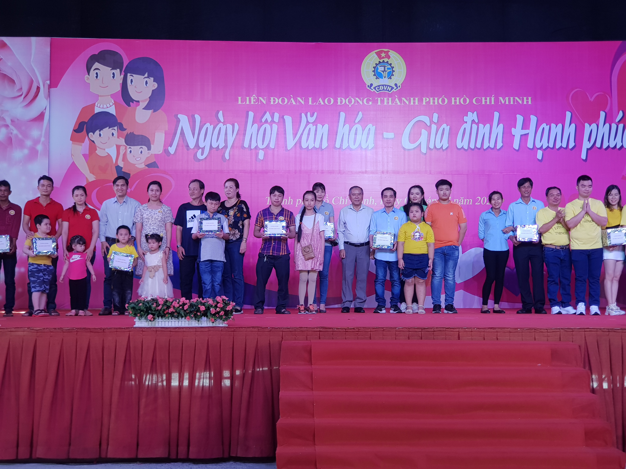 Tôn vinh 53 gia đình CNVC-LĐ văn hóa - hạnh phúc - Ảnh 4.