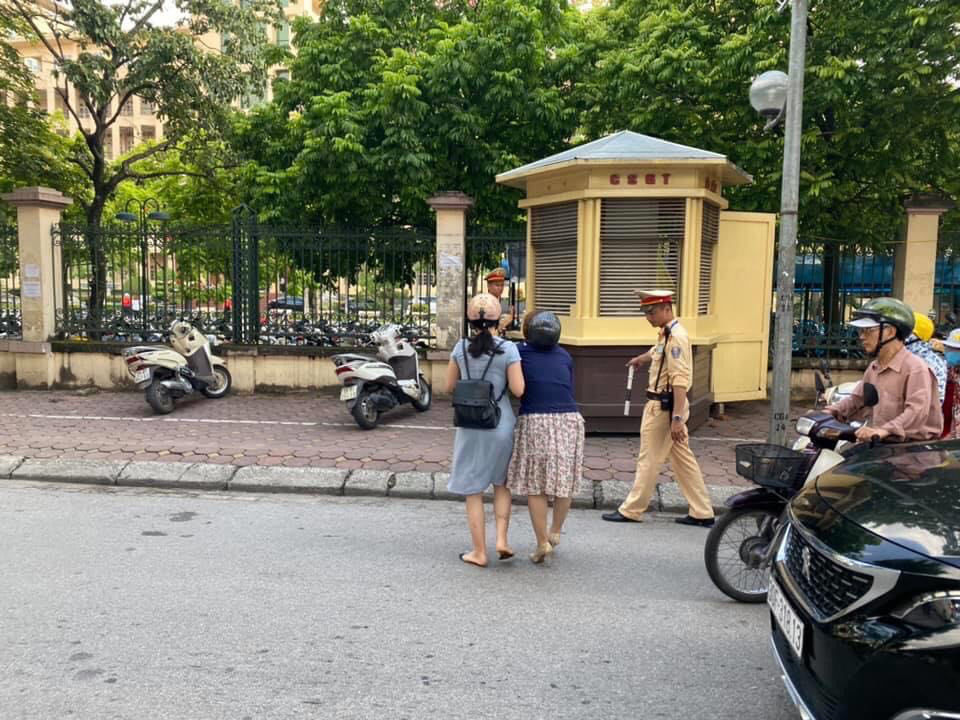 CSGT nói gì về thông tin chạy ra giữa đường kéo ngã 2 người phụ nữ đi xe máy?