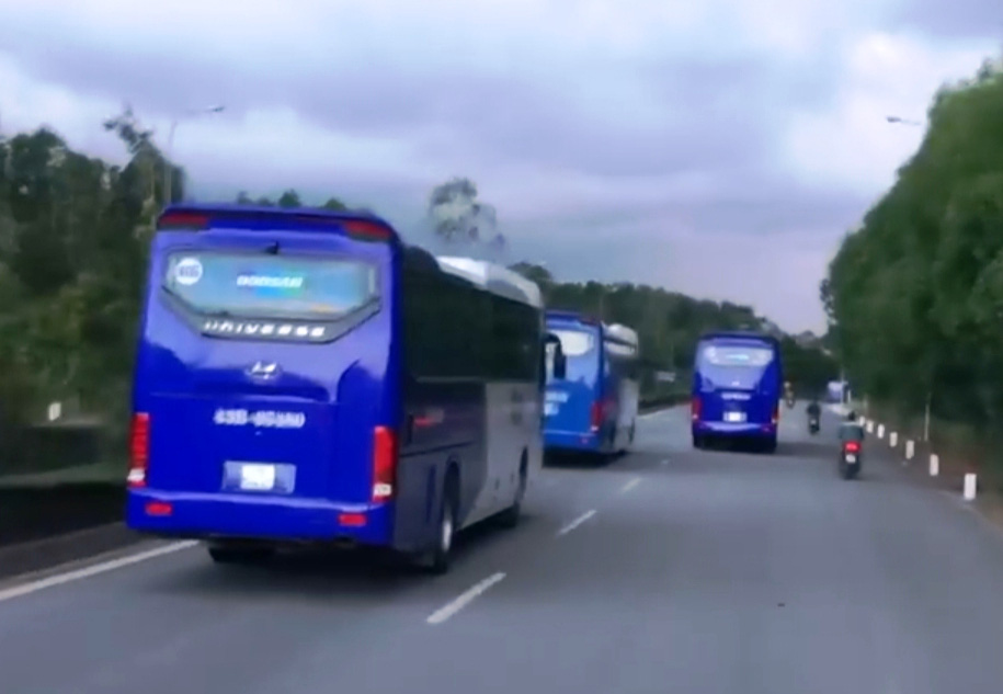 Buộc thôi việc 2 tài xế xe chở công nhân cản đường xe chữa cháy