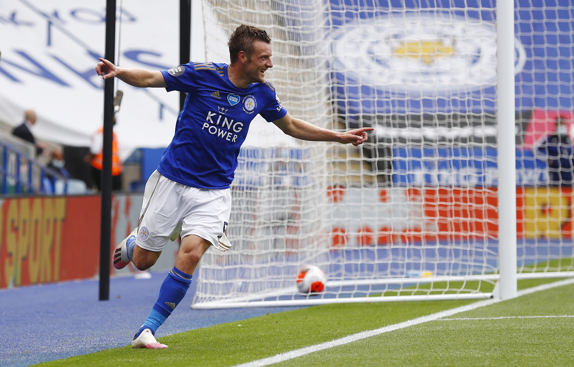 Chelsea, Leicester thắng 3 sao, sân cỏ Ngoại hạng Anh nóng rực