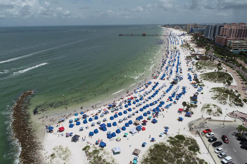 Cho&aacute;ng v&aacute;ng với mức tăng ca nhiễm Covid-19 to&agrave;n cầu, Mỹ n&oacute;ng hừng hực - Ảnh 1.
