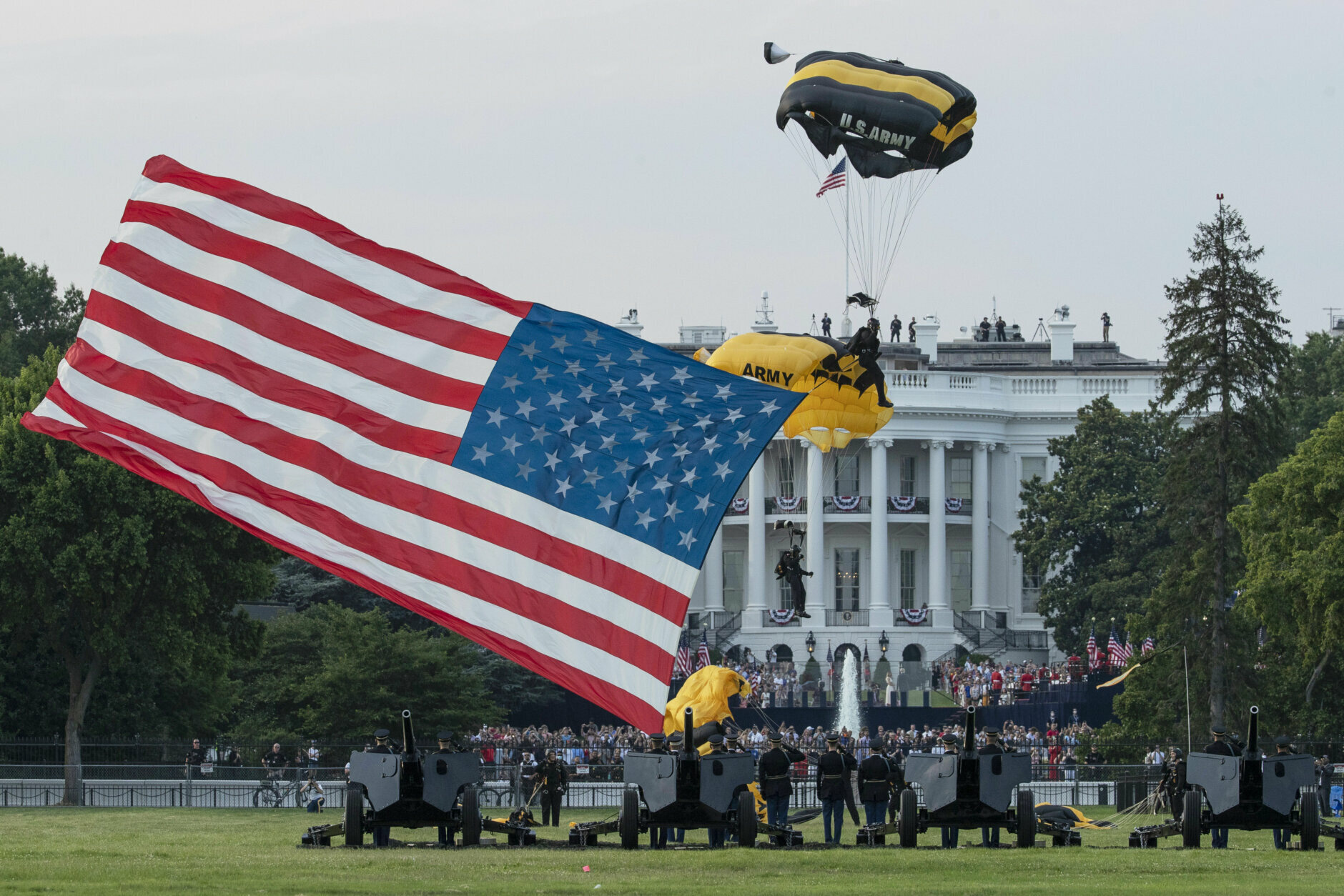 Mừng Quốc kh&aacute;nh giữa đại dịch, Tổng thống Trump tuy&ecirc;n chiến với kẻ th&ugrave; b&ecirc;n trong - Ảnh 7.