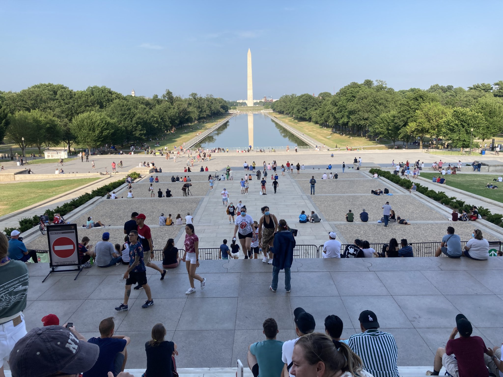 Mừng Quốc kh&aacute;nh giữa đại dịch, Tổng thống Trump tuy&ecirc;n chiến với kẻ th&ugrave; b&ecirc;n trong - Ảnh 9.