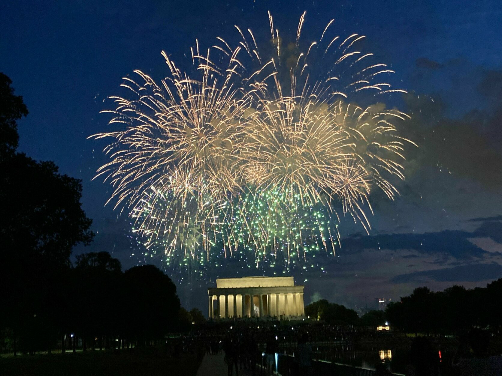 Mừng Quốc kh&aacute;nh giữa đại dịch, Tổng thống Trump tuy&ecirc;n chiến với kẻ th&ugrave; b&ecirc;n trong - Ảnh 10.