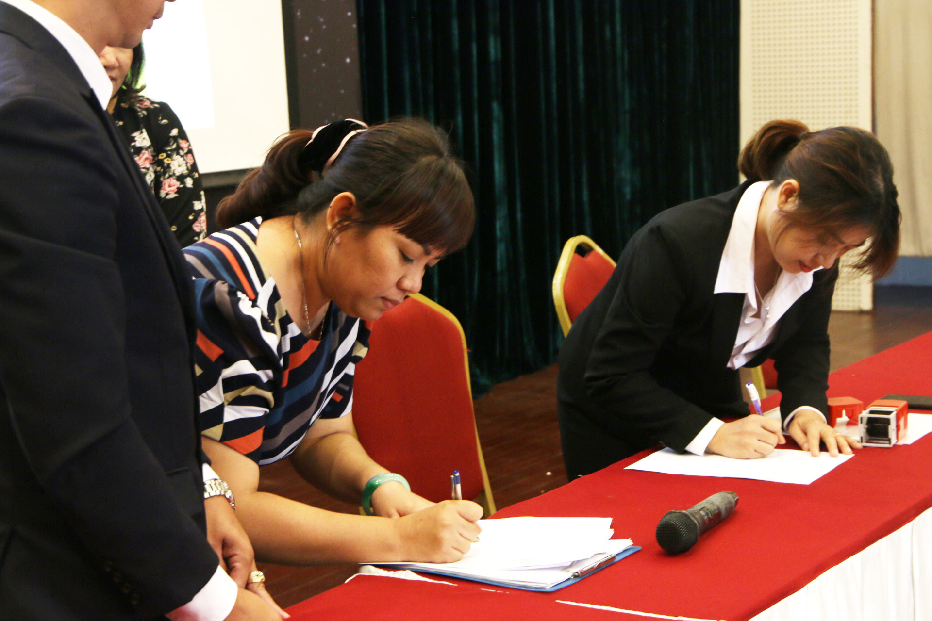 Trường quốc tế thông báo "đuổi học" vì mâu thuẫn học phí: Quyền bình đẳng học tập của trẻ bị xâm phạm