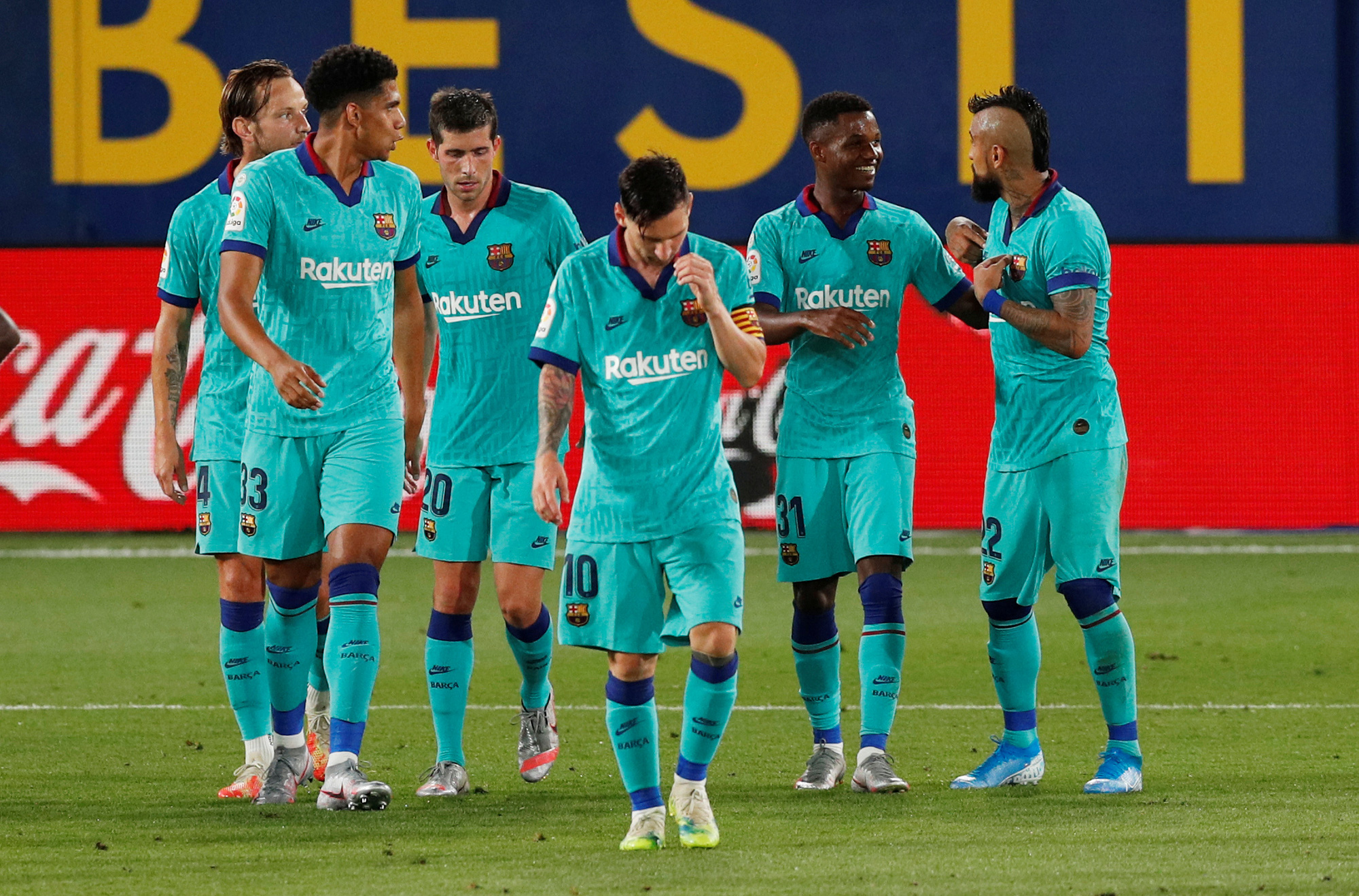 Nhấn ch&igrave;m t&agrave;u ngầm v&agrave;ng Villarreal, Barcelona quyết đua v&ocirc; địch - Ảnh 7.