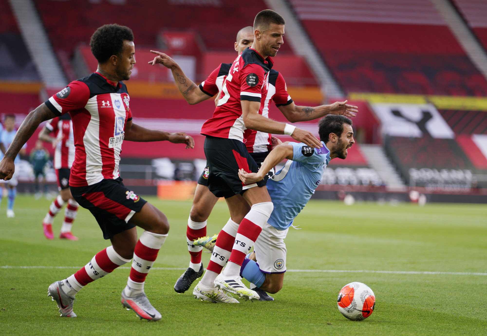 Man City bại trận ở St.Mary's bởi siêu phẩm sút xa 37m