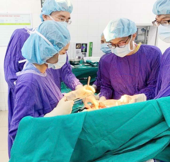 Phẫu thuật cứu người đàn ông mang khối u gan khổng lồ