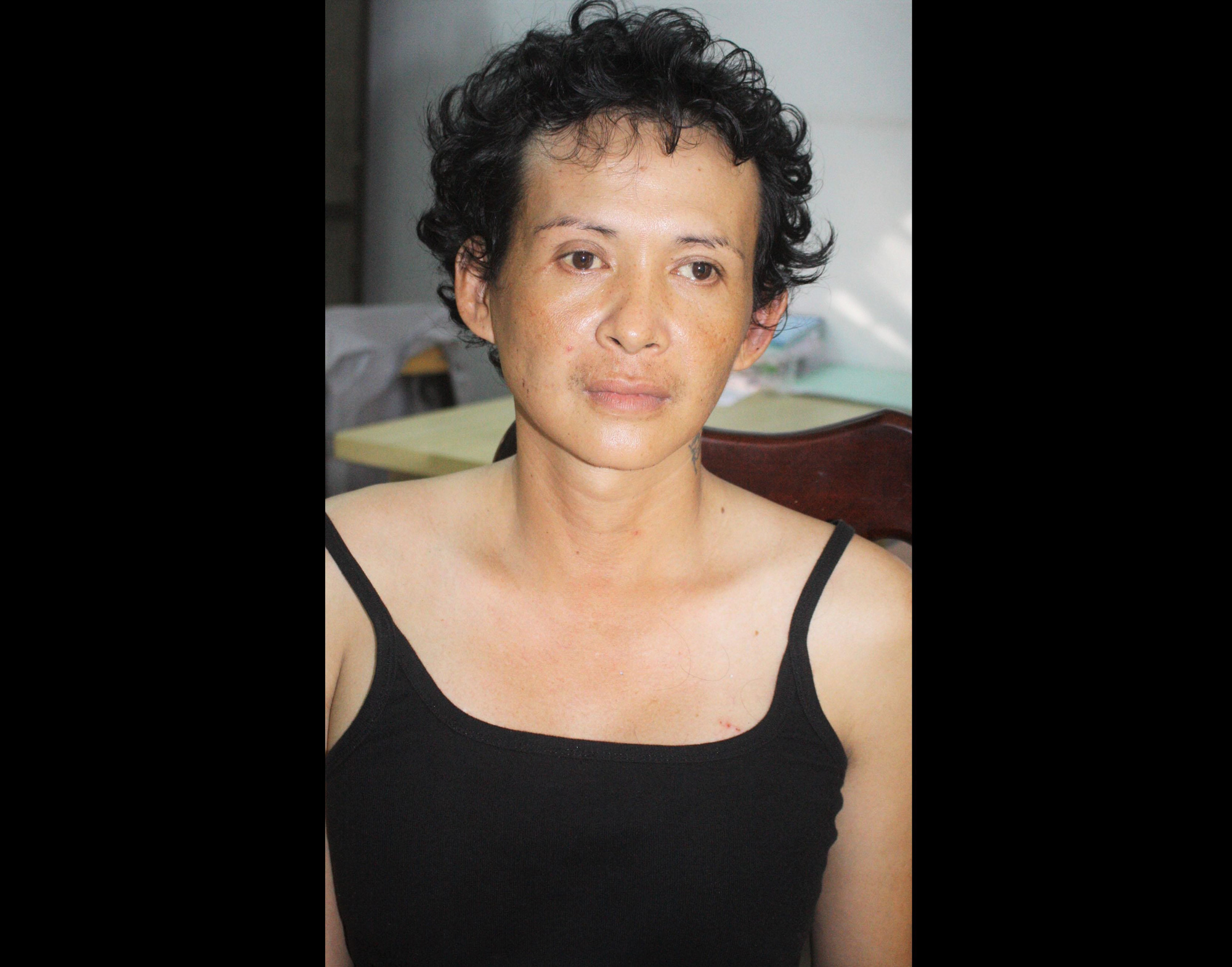 Bắt nam thanh ni&ecirc;n giả g&aacute;i, chuy&ecirc;n trộm mỹ phẩm ở cửa h&agrave;ng tiện lợi - Ảnh 1.