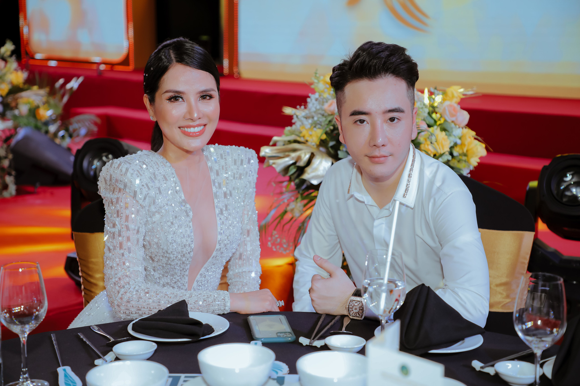 Vợ chồng Trấn Th&agrave;nh, Anh Đức, Tr&uacute;c Nh&acirc;n biểu diễn tại sự kiện khai trương Bệnh viện Thẩm mỹ JT Angel - Ảnh 2.