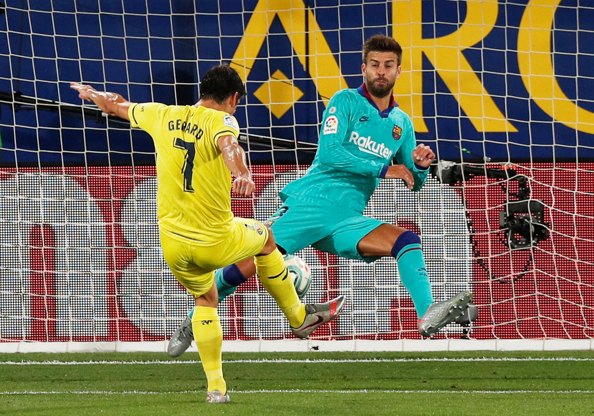 Nhấn ch&igrave;m t&agrave;u ngầm v&agrave;ng Villarreal, Barcelona quyết đua v&ocirc; địch - Ảnh 3.