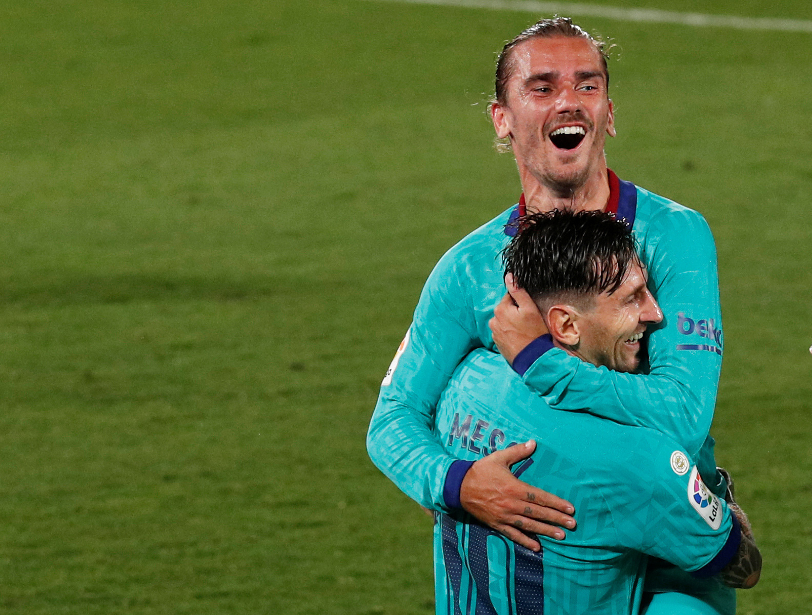 Nhấn ch&igrave;m t&agrave;u ngầm v&agrave;ng Villarreal, Barcelona quyết đua v&ocirc; địch - Ảnh 5.