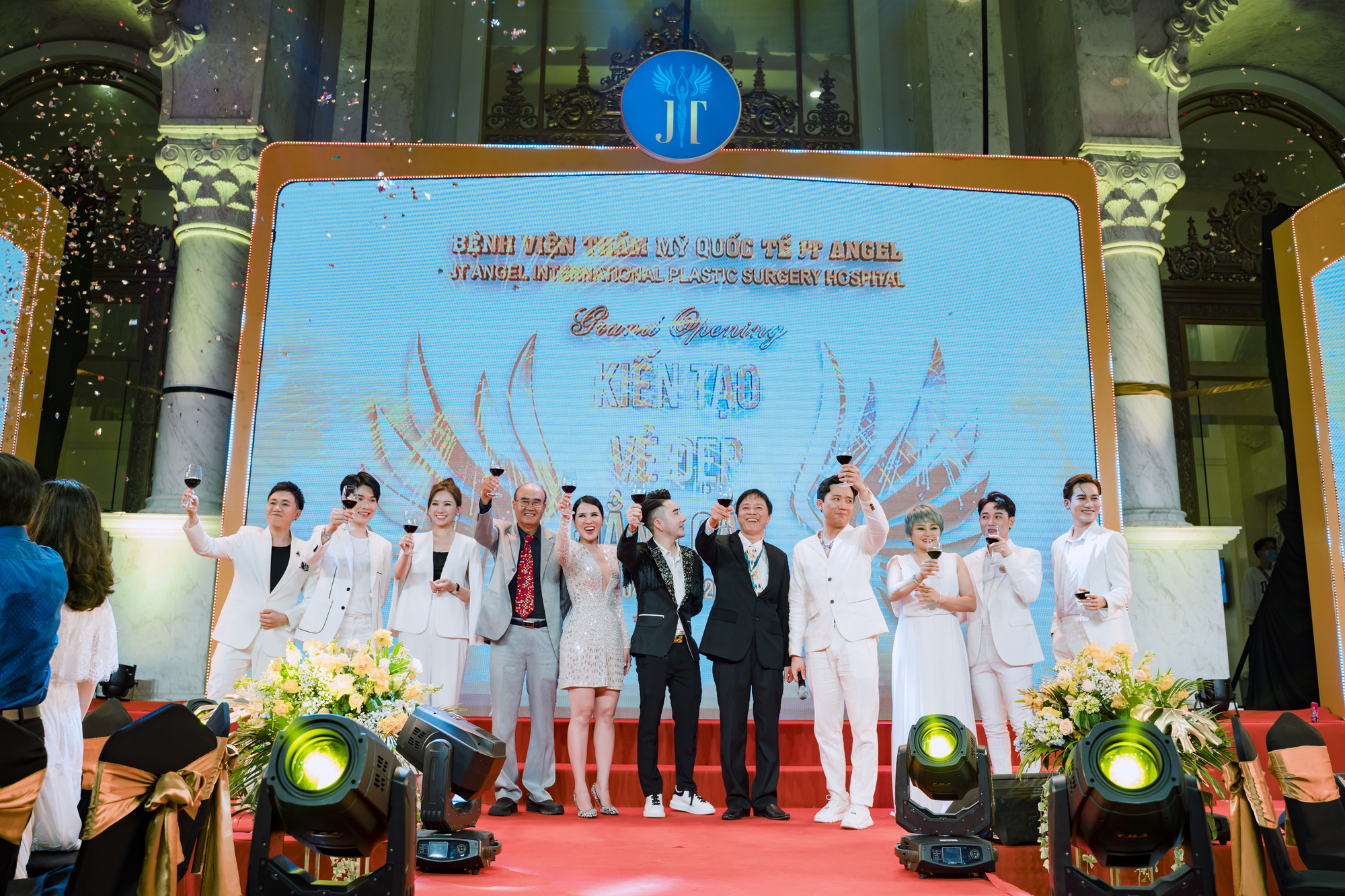 Vợ chồng Trấn Th&agrave;nh, Anh Đức, Tr&uacute;c Nh&acirc;n biểu diễn tại sự kiện khai trương Bệnh viện Thẩm mỹ JT Angel - Ảnh 1.