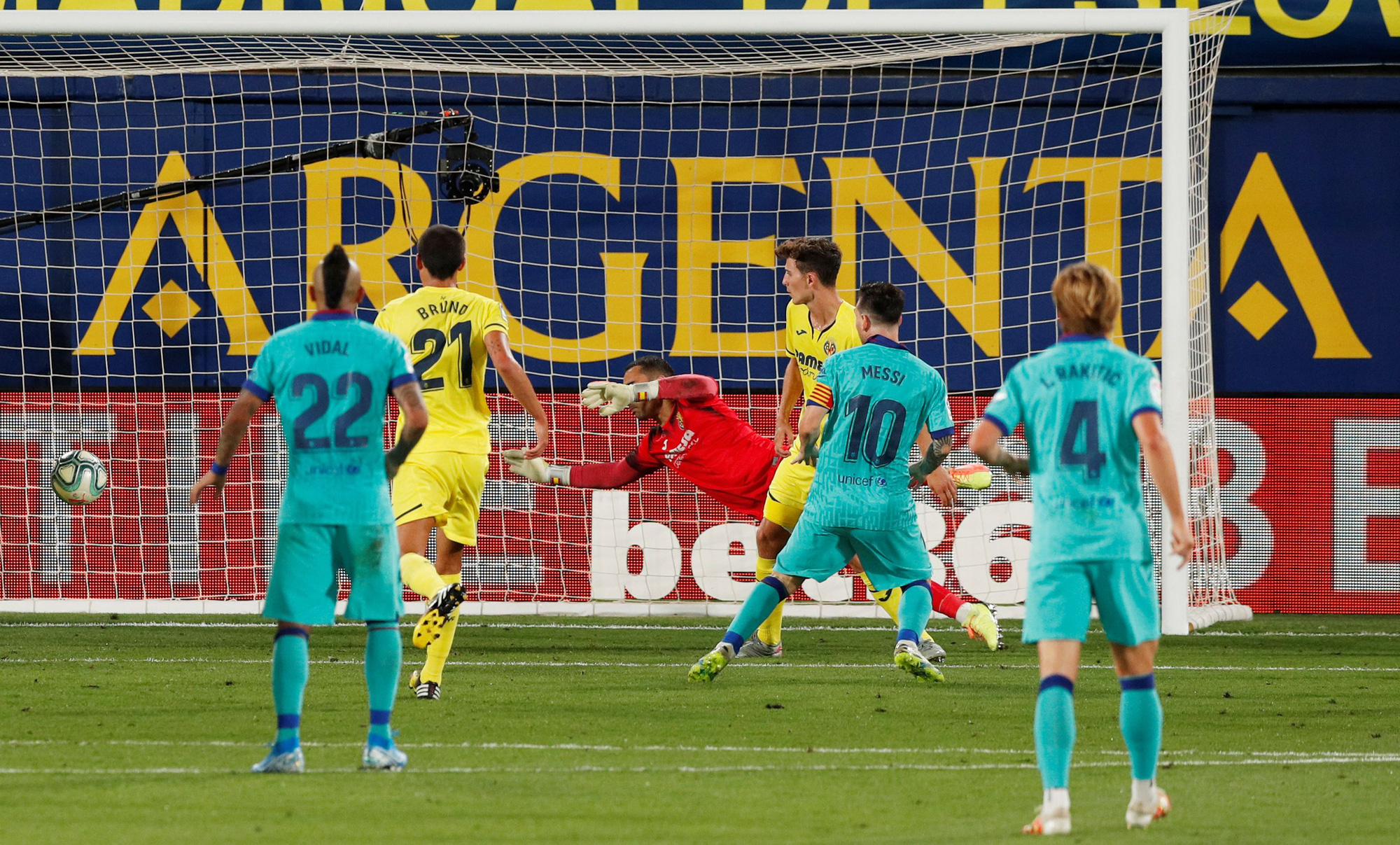 Nhấn ch&igrave;m t&agrave;u ngầm v&agrave;ng Villarreal, Barcelona quyết đua v&ocirc; địch - Ảnh 6.