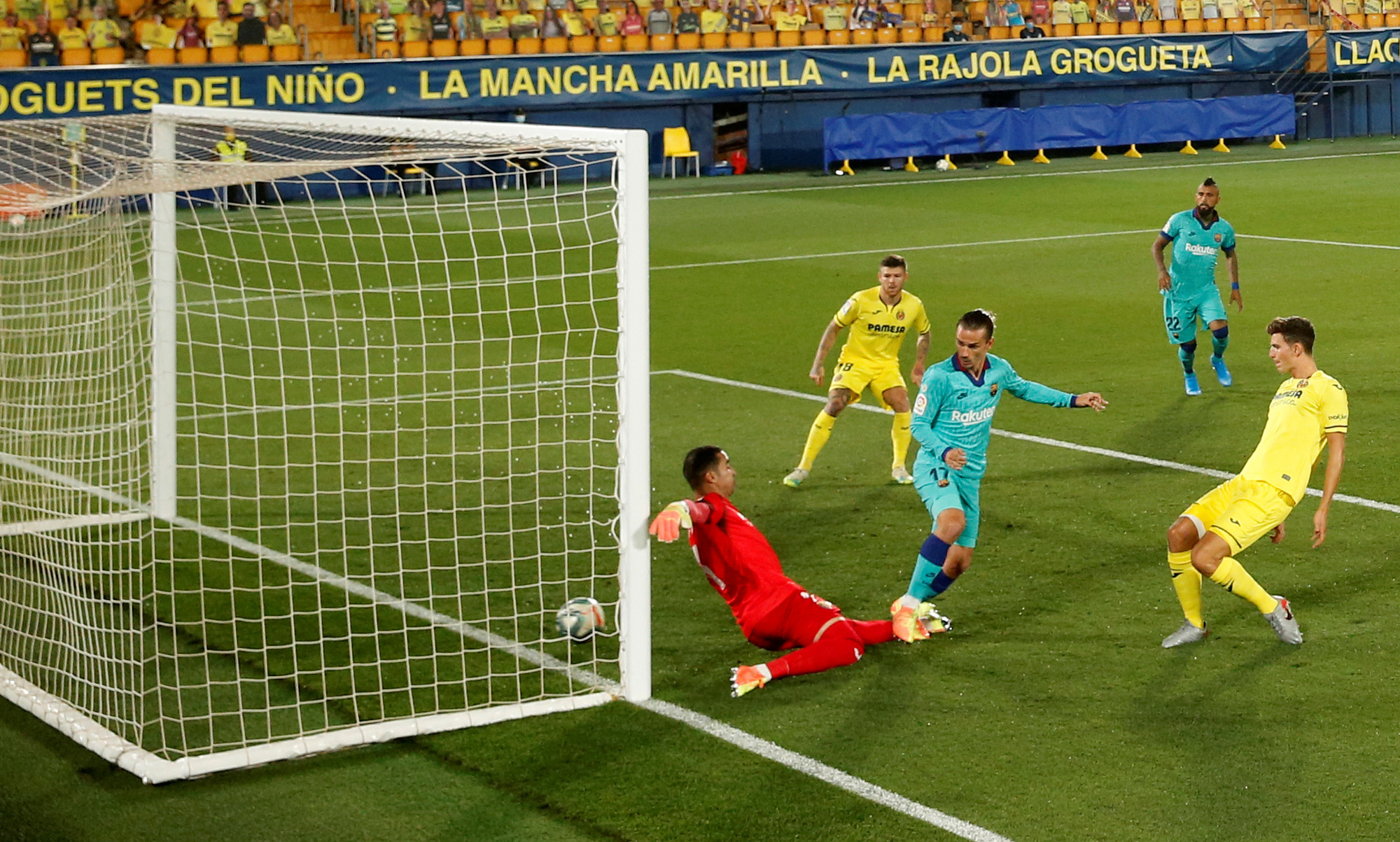 Nhấn ch&igrave;m t&agrave;u ngầm v&agrave;ng Villarreal, Barcelona quyết đua v&ocirc; địch - Ảnh 2.