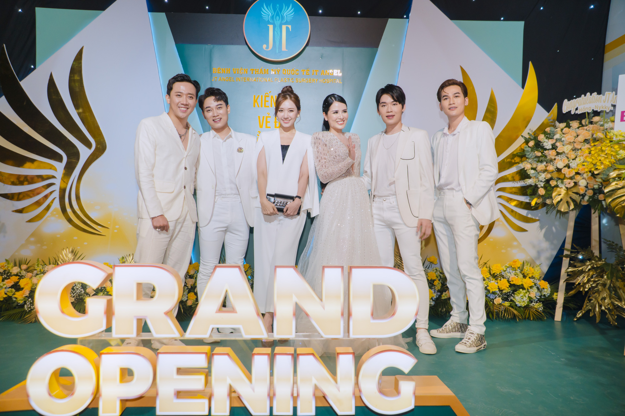 Vợ chồng Trấn Th&agrave;nh, Anh Đức, Tr&uacute;c Nh&acirc;n biểu diễn tại sự kiện khai trương Bệnh viện Thẩm mỹ JT Angel - Ảnh 3.