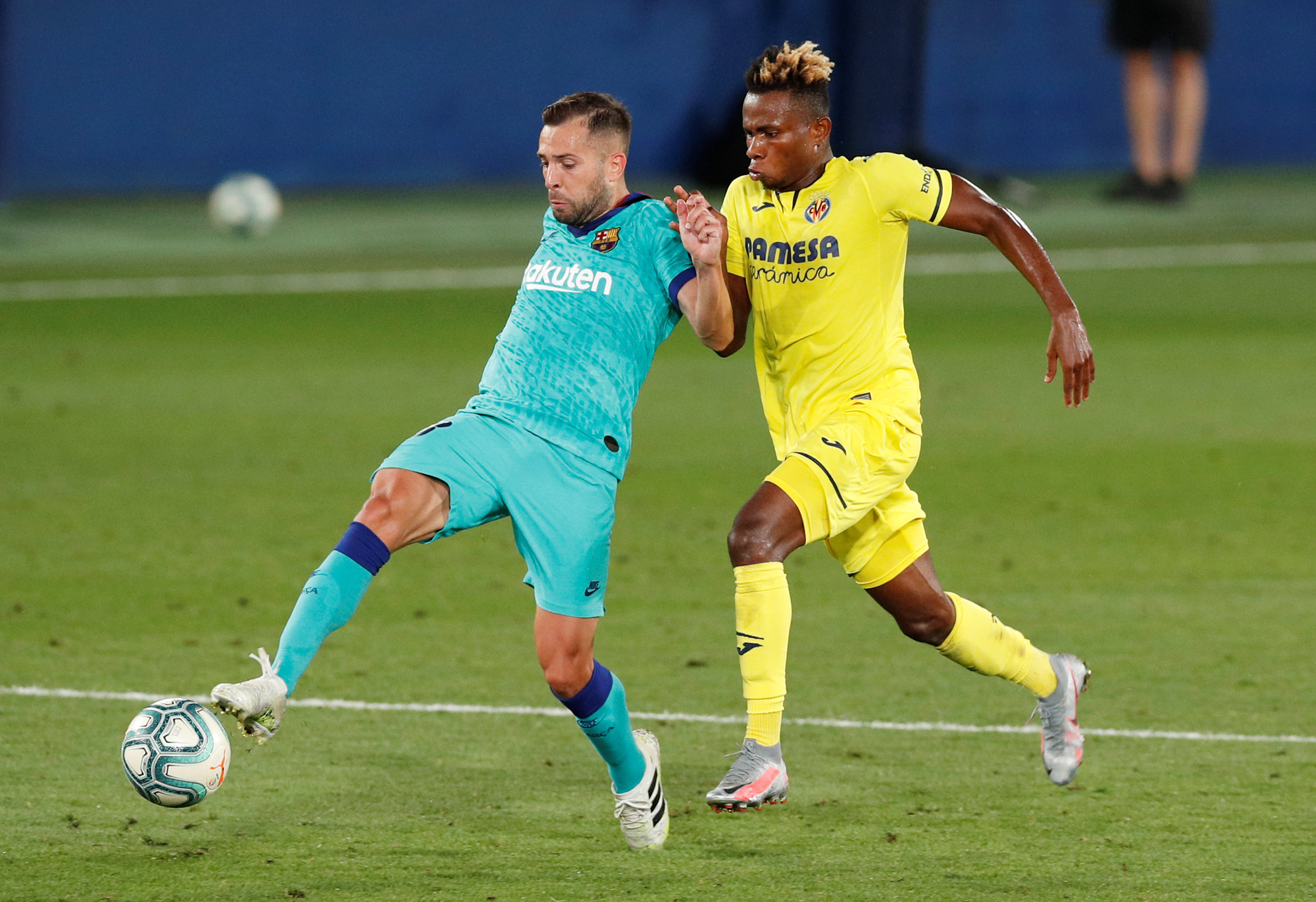 Nhấn chìm "tàu ngầm vàng" Villarreal, Barcelona quyết đua vô địch