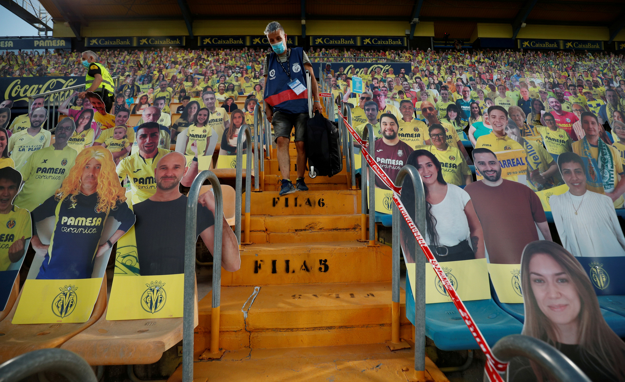 Nhấn ch&igrave;m t&agrave;u ngầm v&agrave;ng Villarreal, Barcelona quyết đua v&ocirc; địch - Ảnh 8.