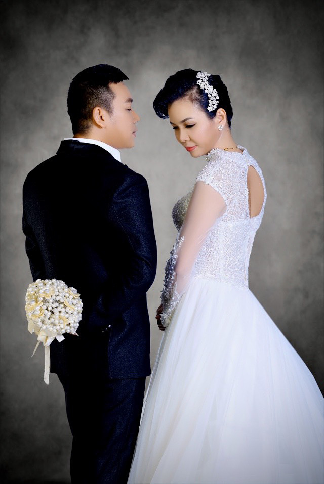 Lộ h&igrave;nh ảnh kỷ niệm ng&agrave;y cưới &ldquo;Hạnh Ph&uacute;c V&agrave;ng Son&rdquo; của ca sĩ Lưu Thi&ecirc;n &Acirc;n - Ảnh 8.
