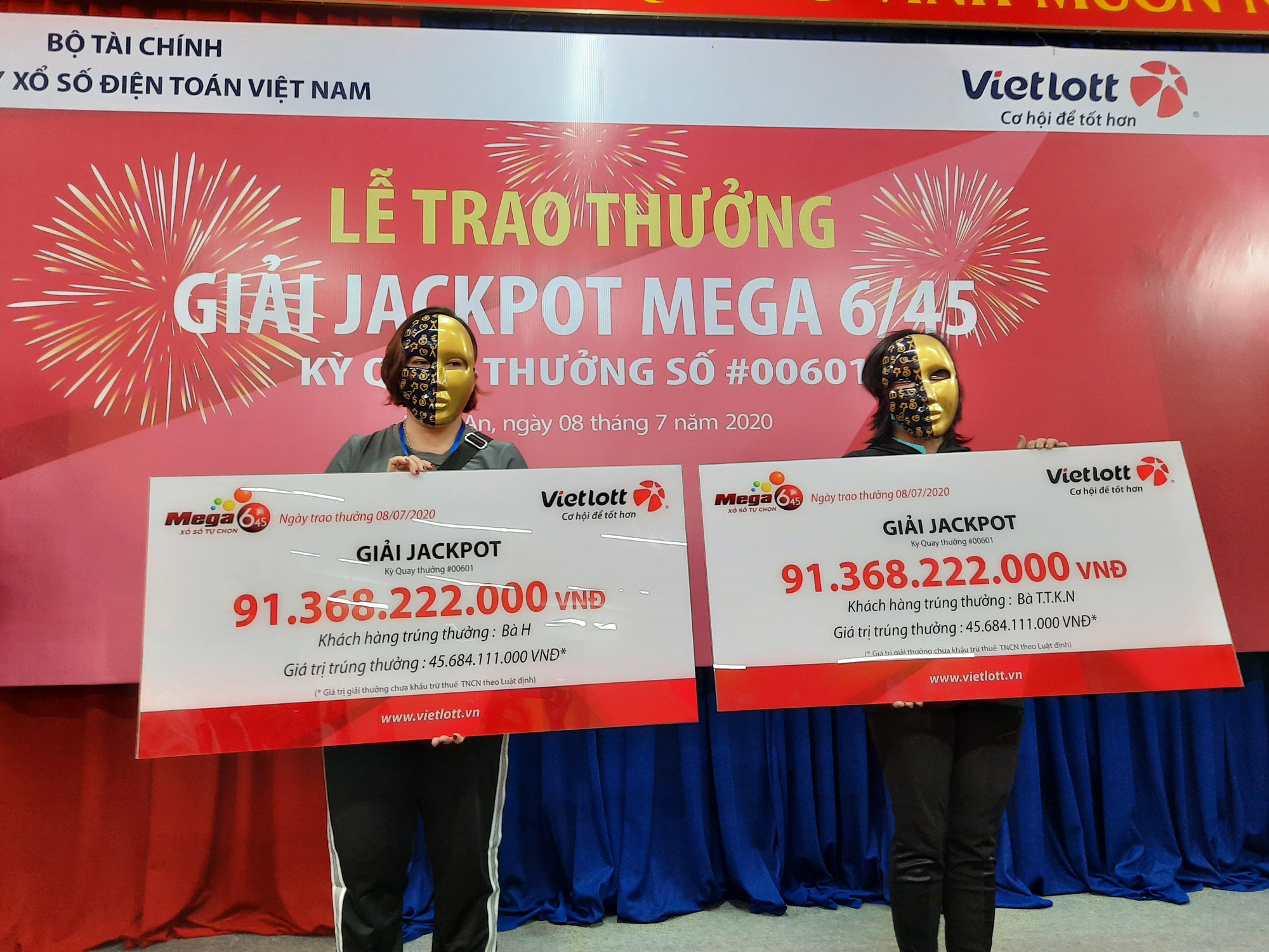 Lần đầu tiên hai cá nhân "phái đẹp" cùng trúng Jackpott trị giá hơn 91 tỉ đồng