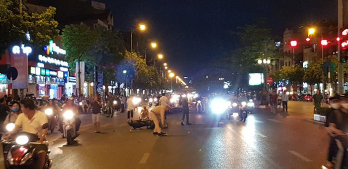 T&igrave;m thấy &ocirc;t&ocirc; h&uacute;c văng 7 xe m&aacute;y đang dừng đ&egrave;n đỏ rồi bỏ chạy - Ảnh 2.