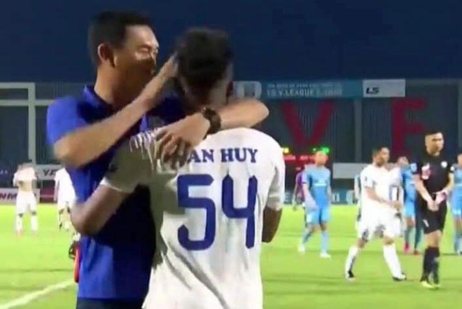 HLV, cầu thủ và những lời xin lỗi trong bóng đá!