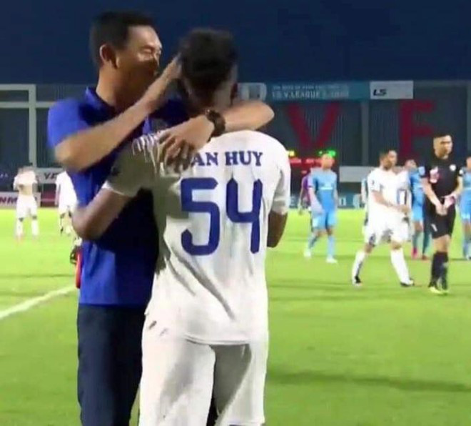 HLV, cầu thủ v&agrave; những lời xin lỗi trong b&oacute;ng đ&aacute;! - Ảnh 4.