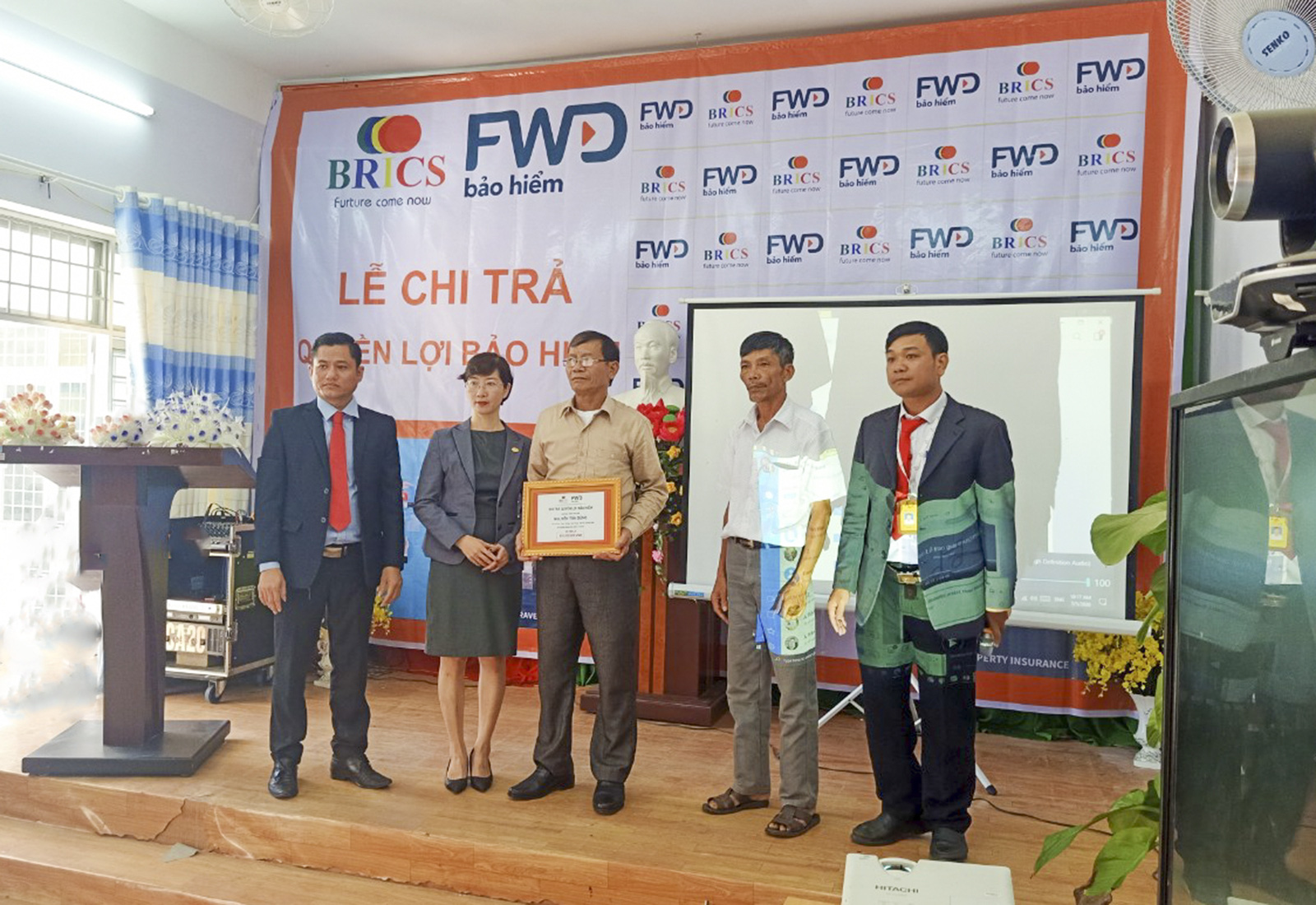 BRICS Việt Nam - FWD chi trả bảo hiểm 120 triệu cho khách hàng - Ảnh 1.