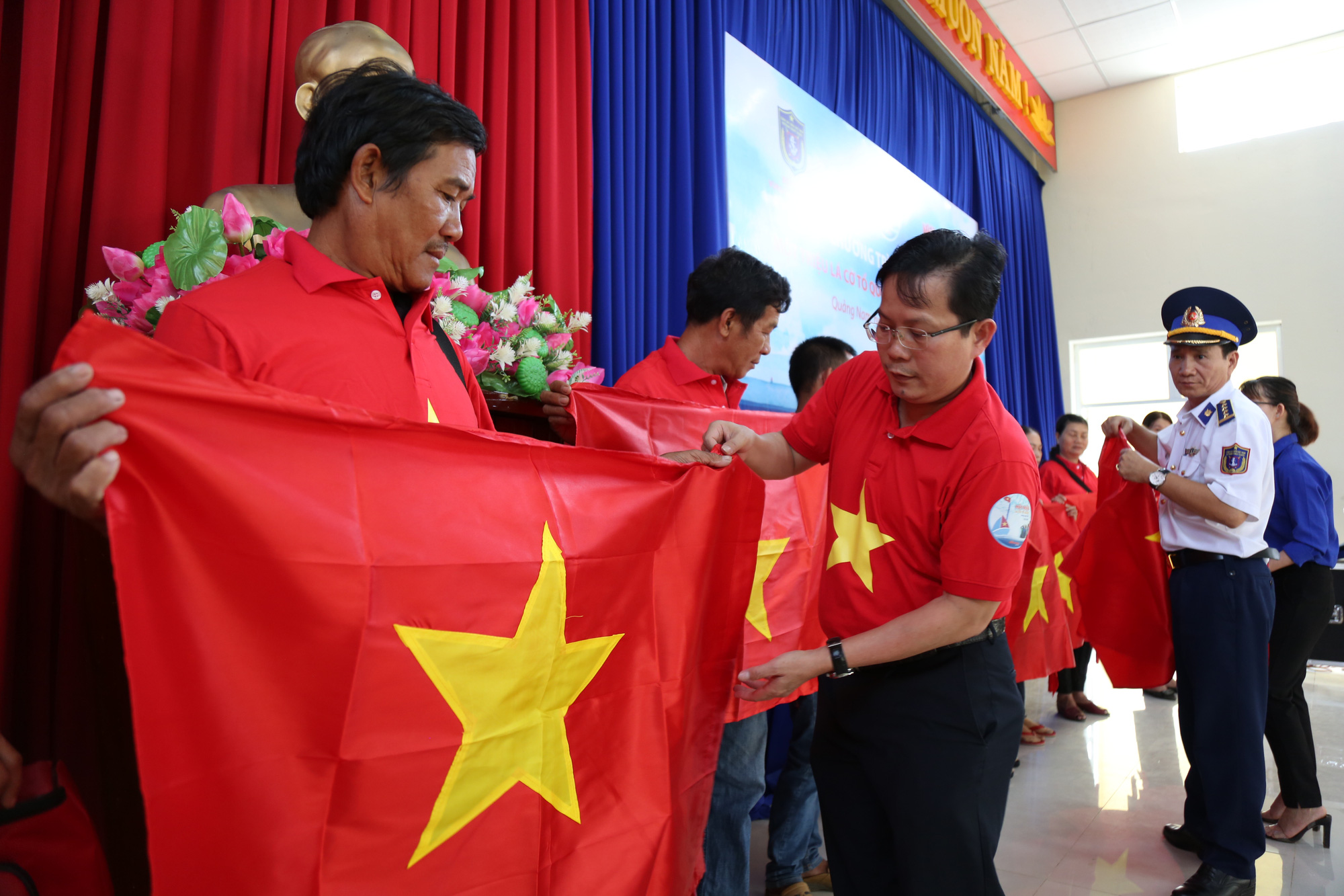 Ngư dân xứ Quảng hào hứng nhận cờ Tổ quốc từ Báo Người Lao Động