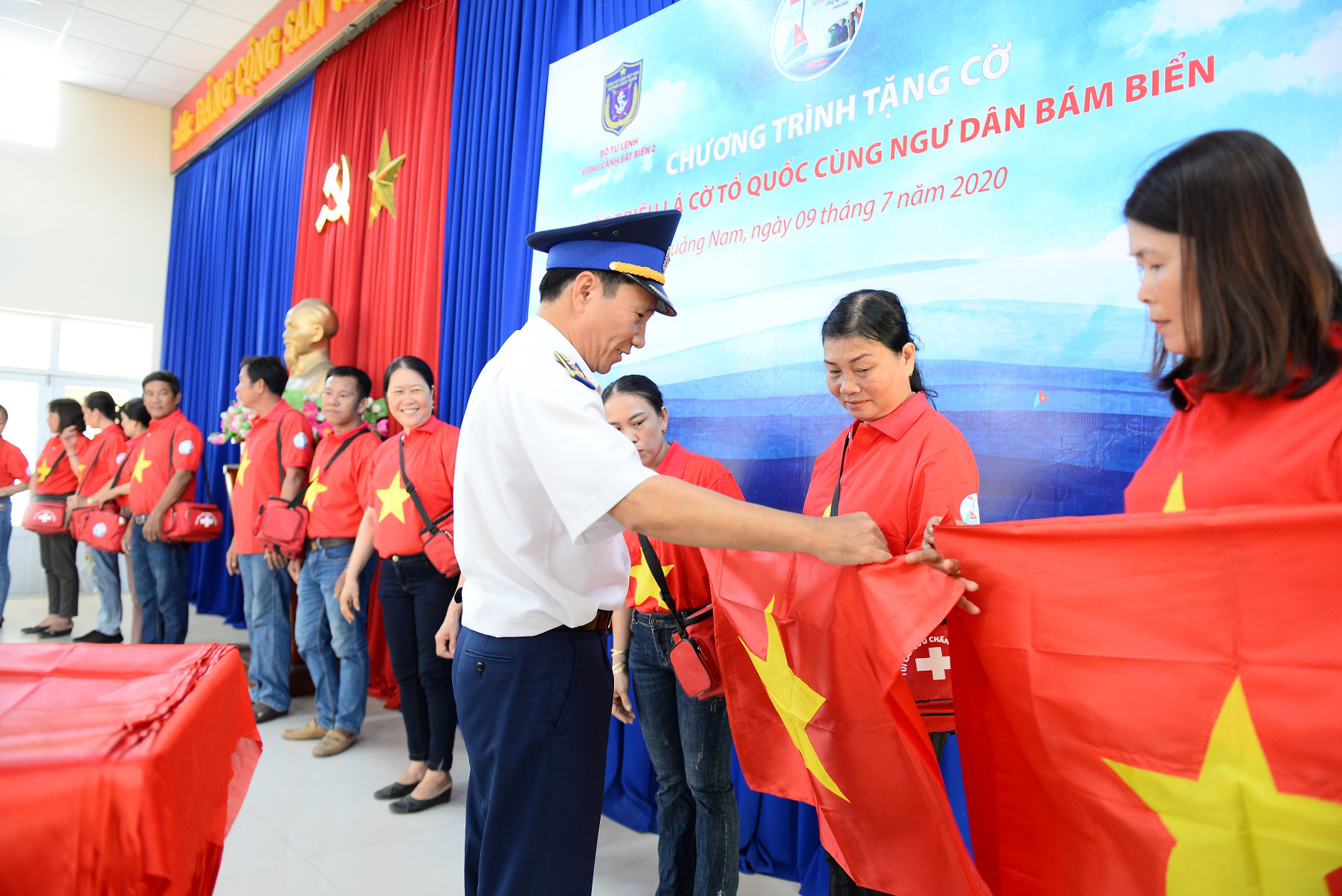 Ngư d&acirc;n xứ Quảng h&agrave;o hứng nhận cờ Tổ quốc từ B&aacute;o Người Lao Động - Ảnh 4.