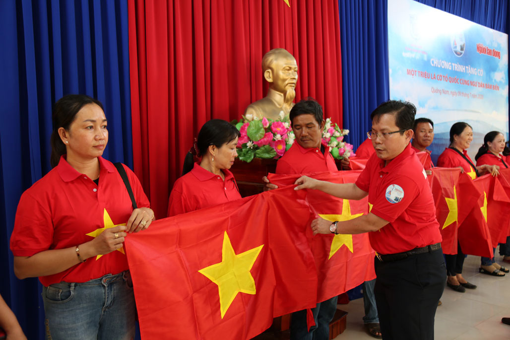 Cờ Tổ quốc dẫn đường ngư dân vươn khơi