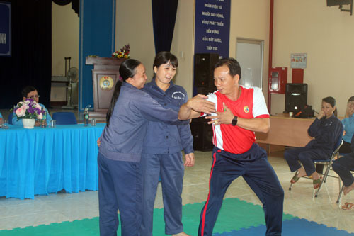 Nữ công nhân vệ sinh học võ để tự vệ - Ảnh 1.