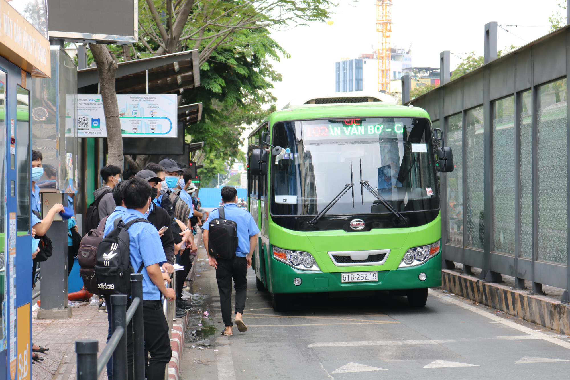 Giải bài toán xe buýt bằng đấu thầu