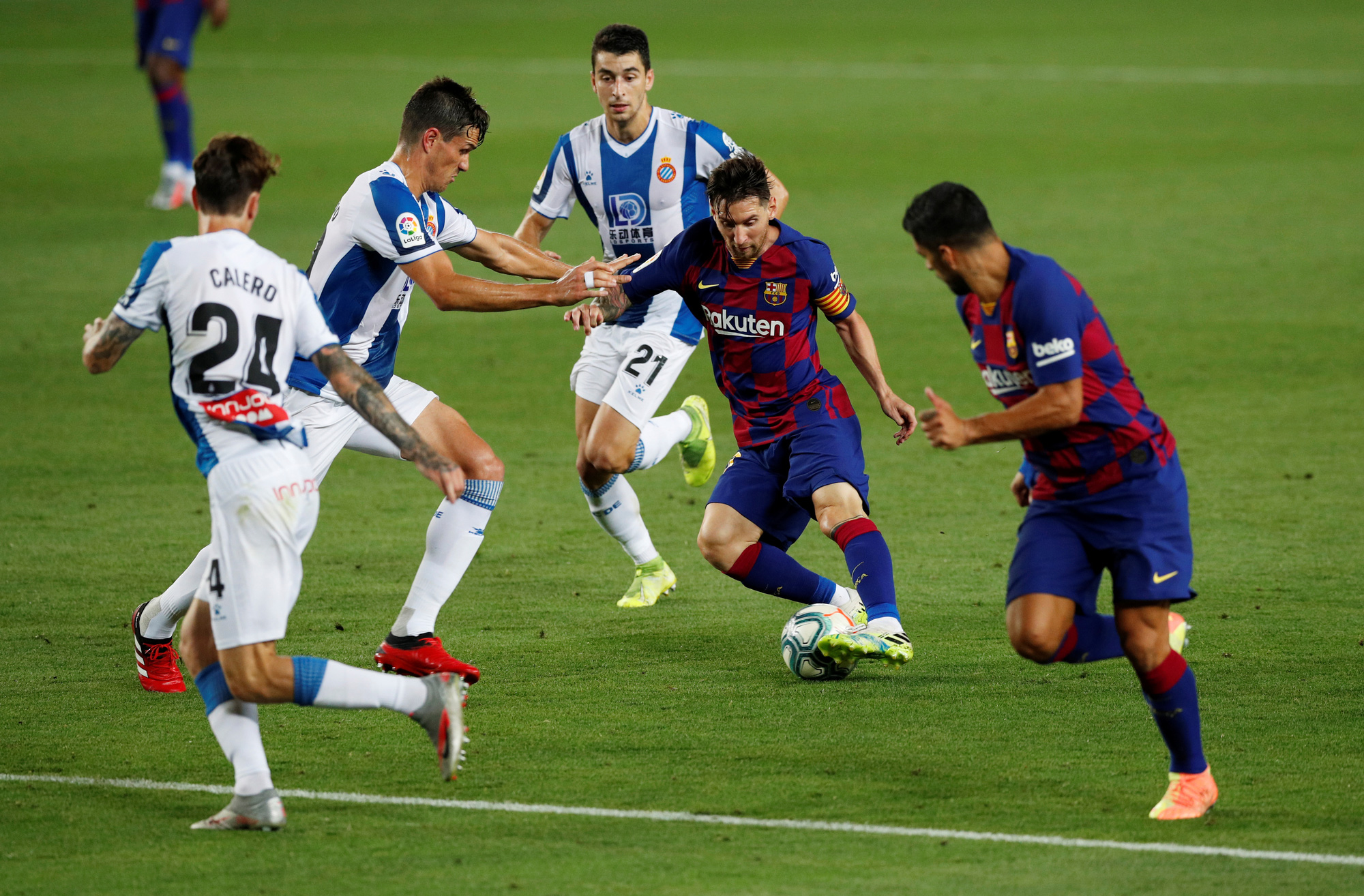 "Thần đồng" nhận thẻ đỏ, Barcelona thắng chật vật derby Catalan