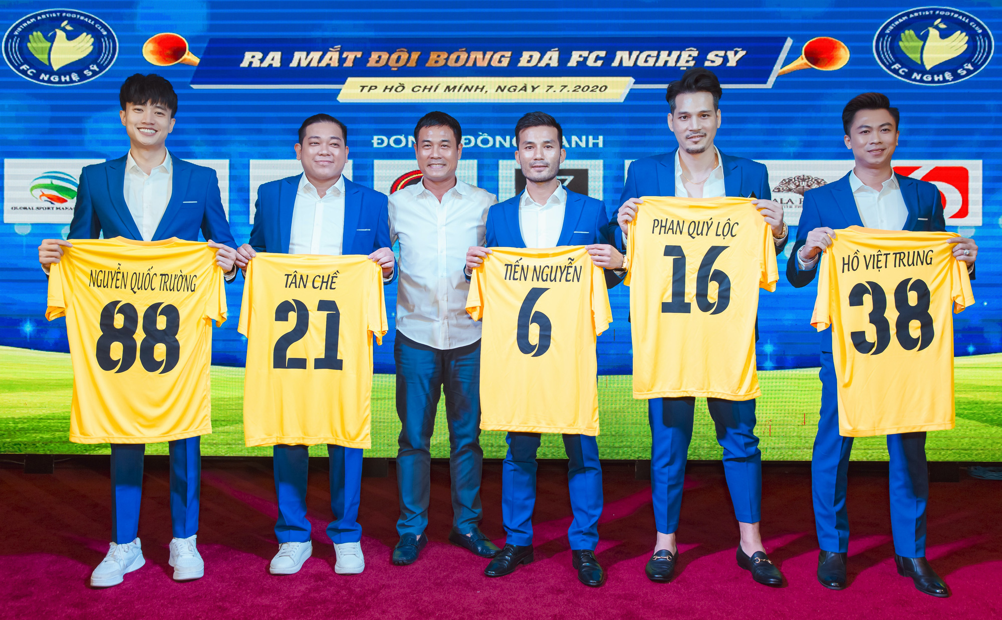 Đội bóng Nghệ sỹ được HLV Hữu Thắng, thủ môn Bùi Tấn Trường ủng hộ - Ảnh 1.