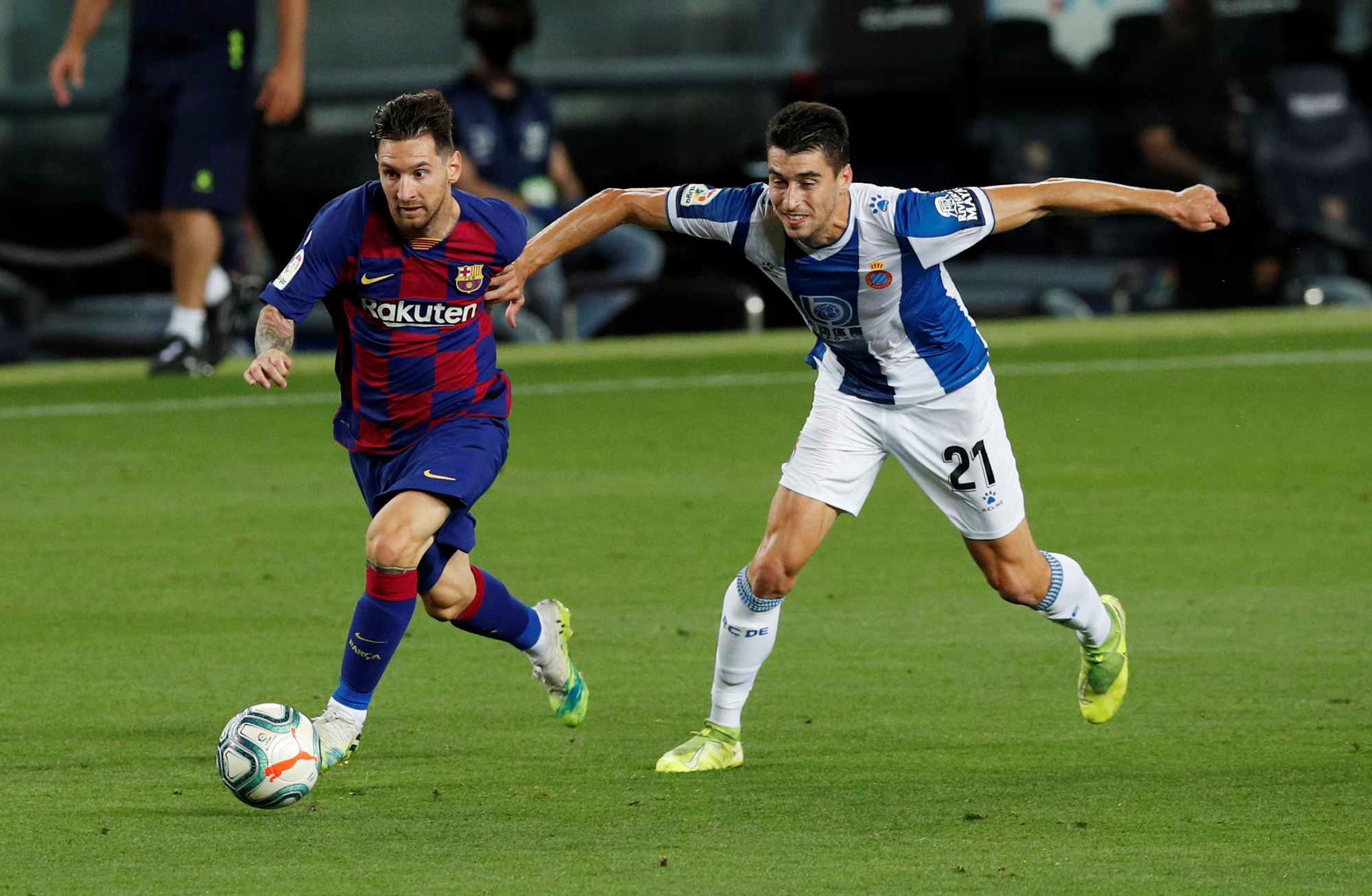Thần đồng nhận thẻ đỏ, Barcelona thắng chật vật derby Catalan - Ảnh 2.