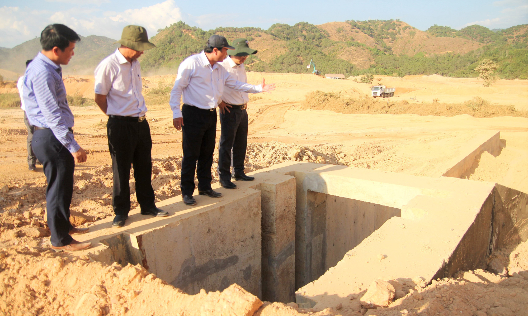 Cấp b&aacute;ch sửa chữa đập, hồ thủy lợi trước m&ugrave;a mưa - Ảnh 1.