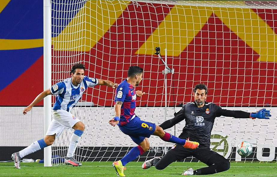 Thần đồng nhận thẻ đỏ, Barcelona thắng chật vật derby Catalan - Ảnh 5.